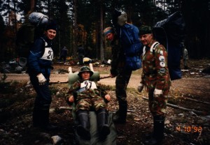 Jääkärijotos Laihialla 1992. Kaisko makaa loukkaantuneena purilailla, Kylmälä ja Niemelä ovat valmiina vetämään, Mäki tarkkailee